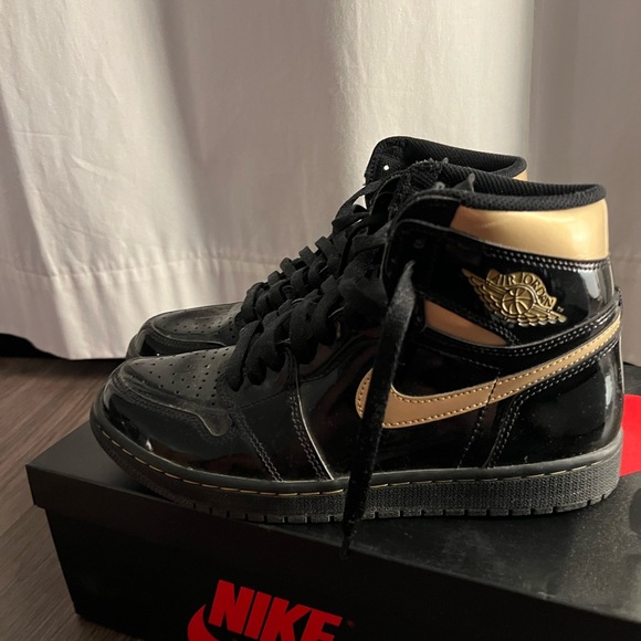 Jordan 1 Black Metallic Gold - Picture 3 of 5
